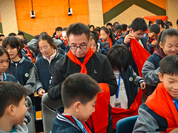 尚美中学六年级换大号红领巾仪式圆满举行
